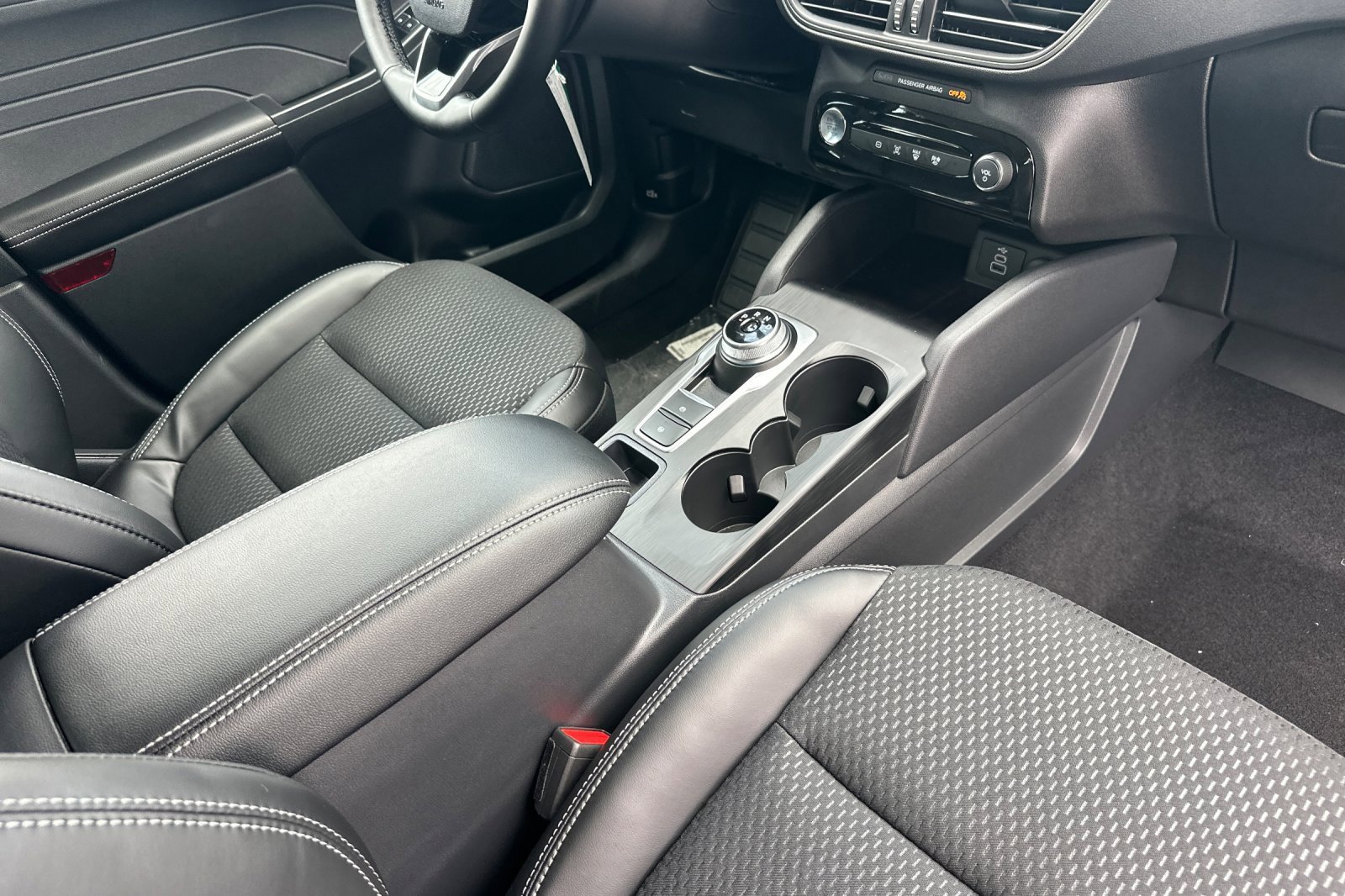 New 2025 Ford Escape SE w/ Class II Trailer Tow Package image 16