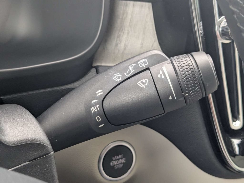 Certified 2023 Volvo XC40 B5 Plus w/ Protection Package Premier AWD/4WD image 39