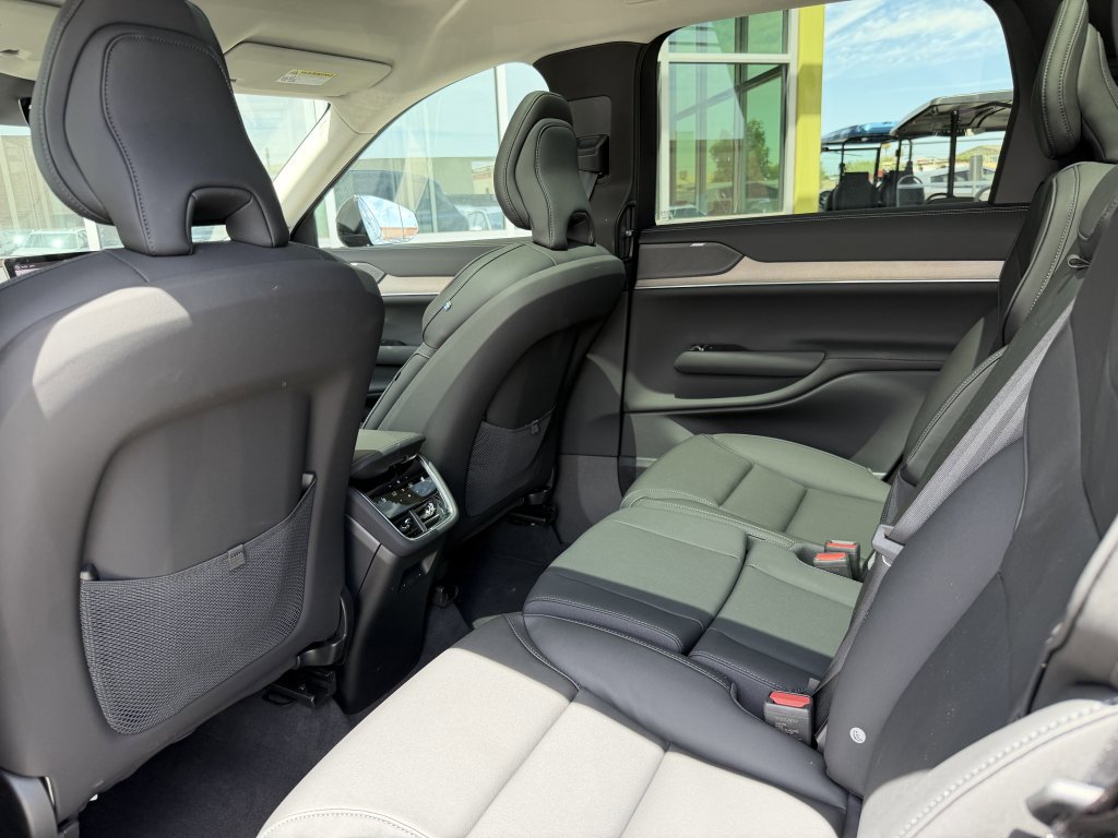 Used 2025 Volvo EX90 Plus AWD/4WD image 33