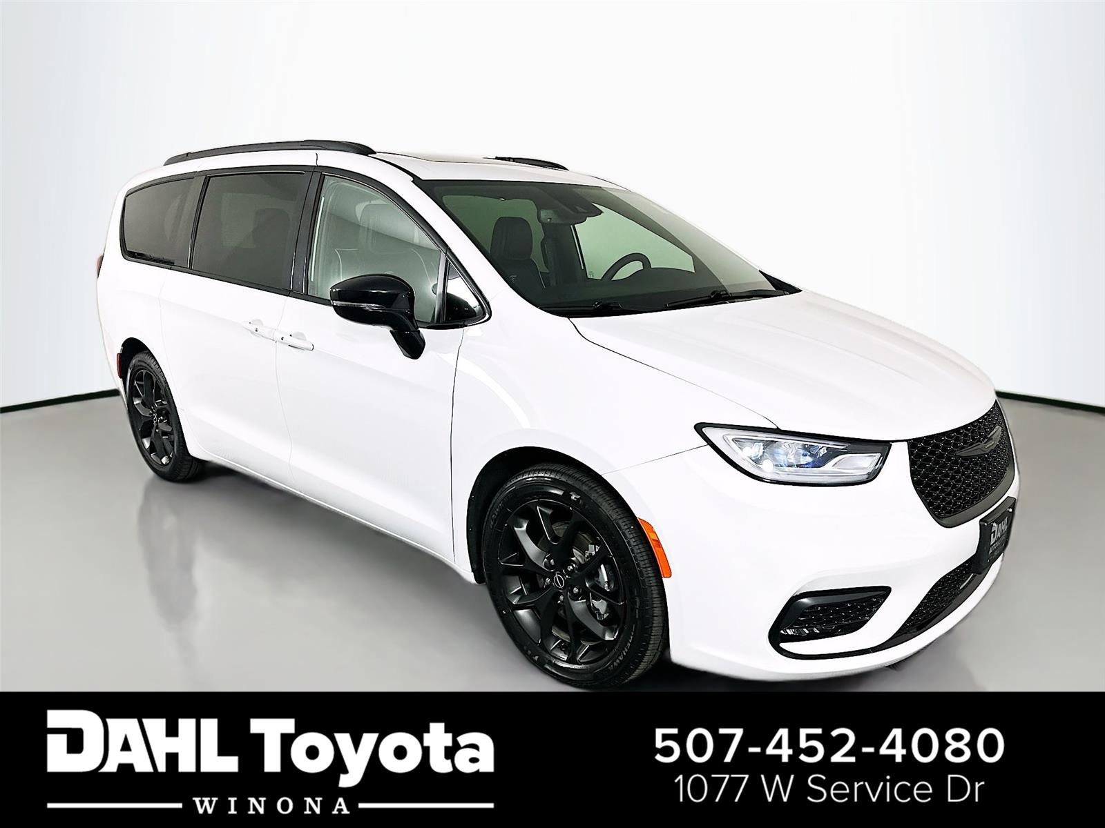 Used 2025 Chrysler Pacifica Limited image 1