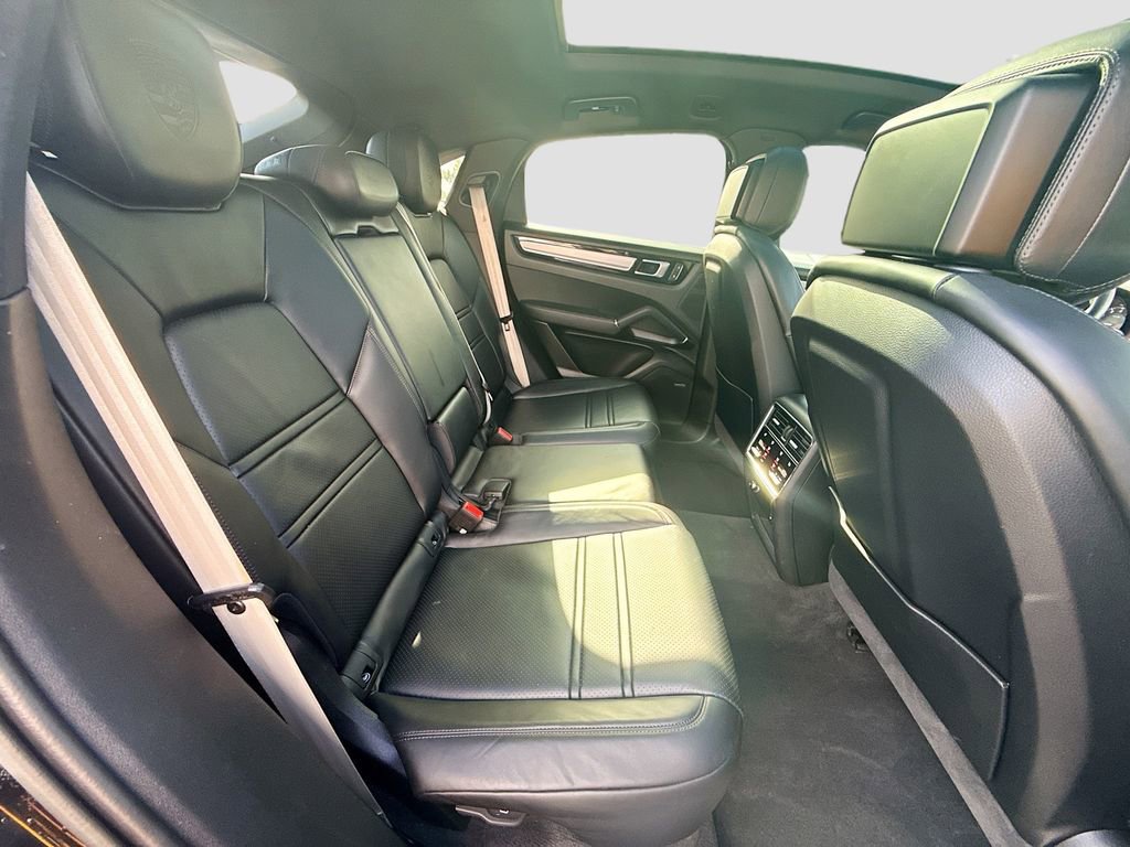 Used 2023 Porsche Cayenne Platinum Edition image 28