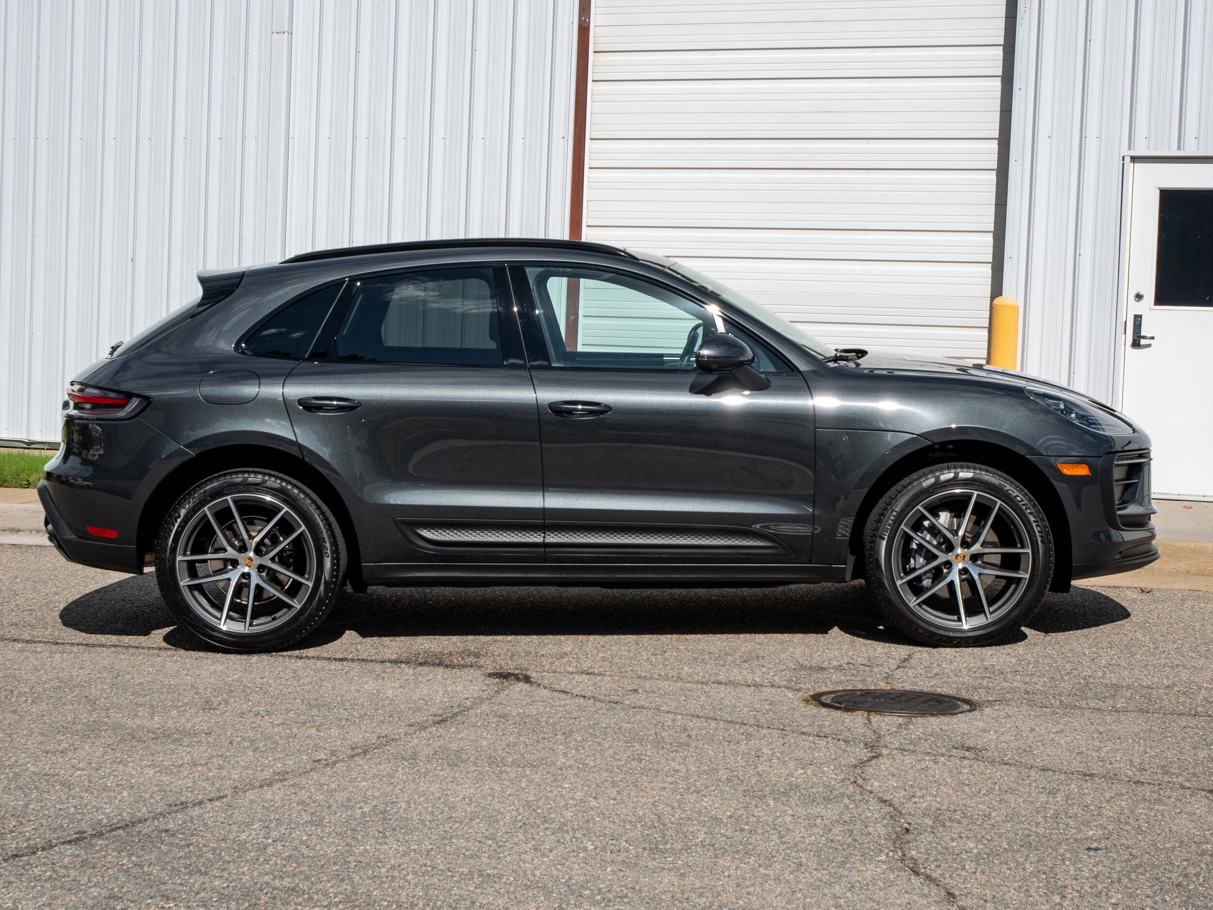 Certified 2025 Porsche Macan AWD/4WD image 8
