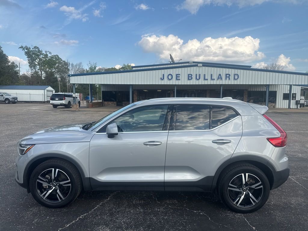 Used 2023 Volvo XC40 B5 Plus AWD/4WD image 18