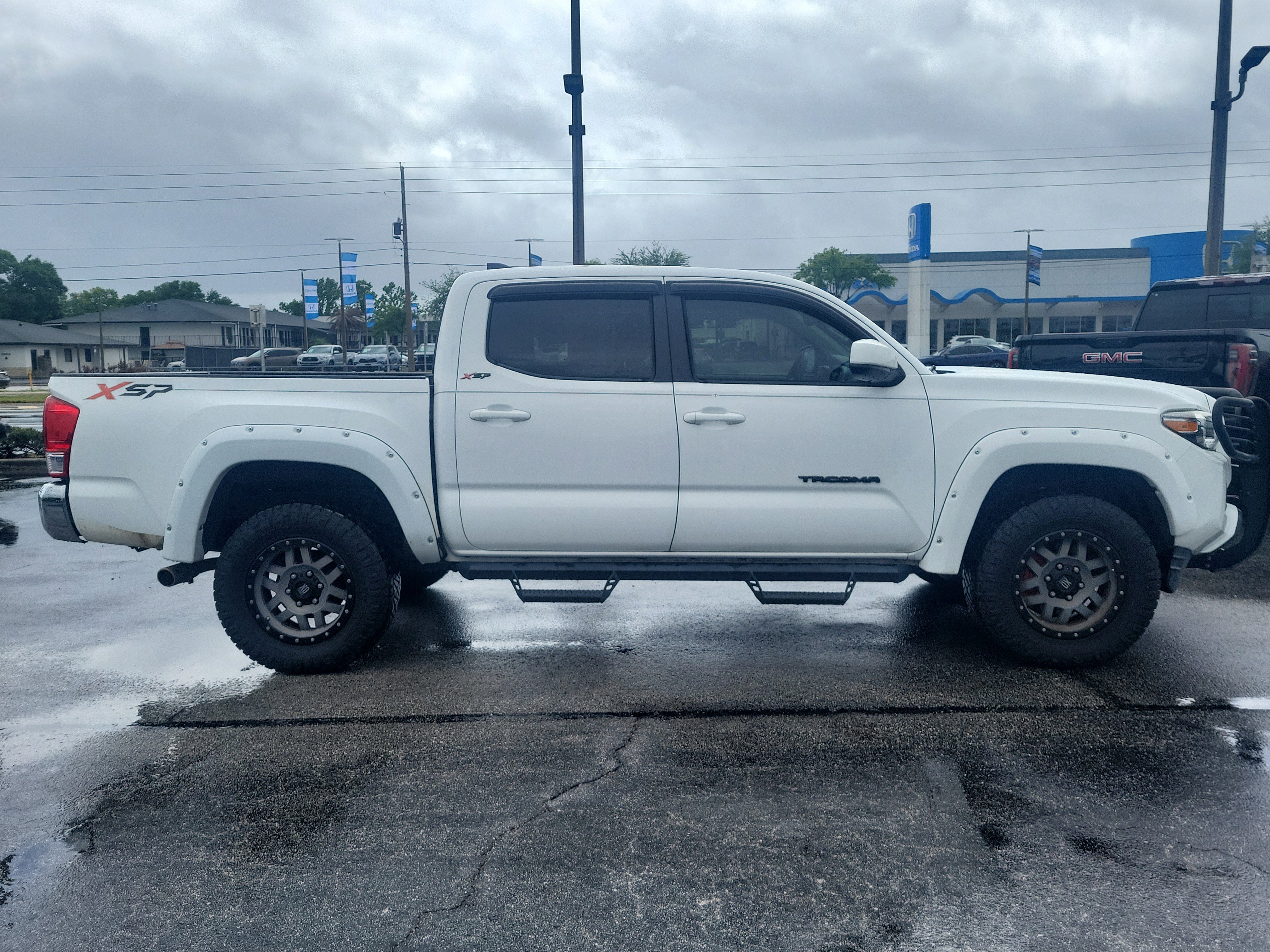 Used 2017 Toyota Tacoma SR5 w/ Tow Package image 8