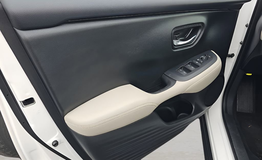Used 2025 Honda HR-V LX image 7