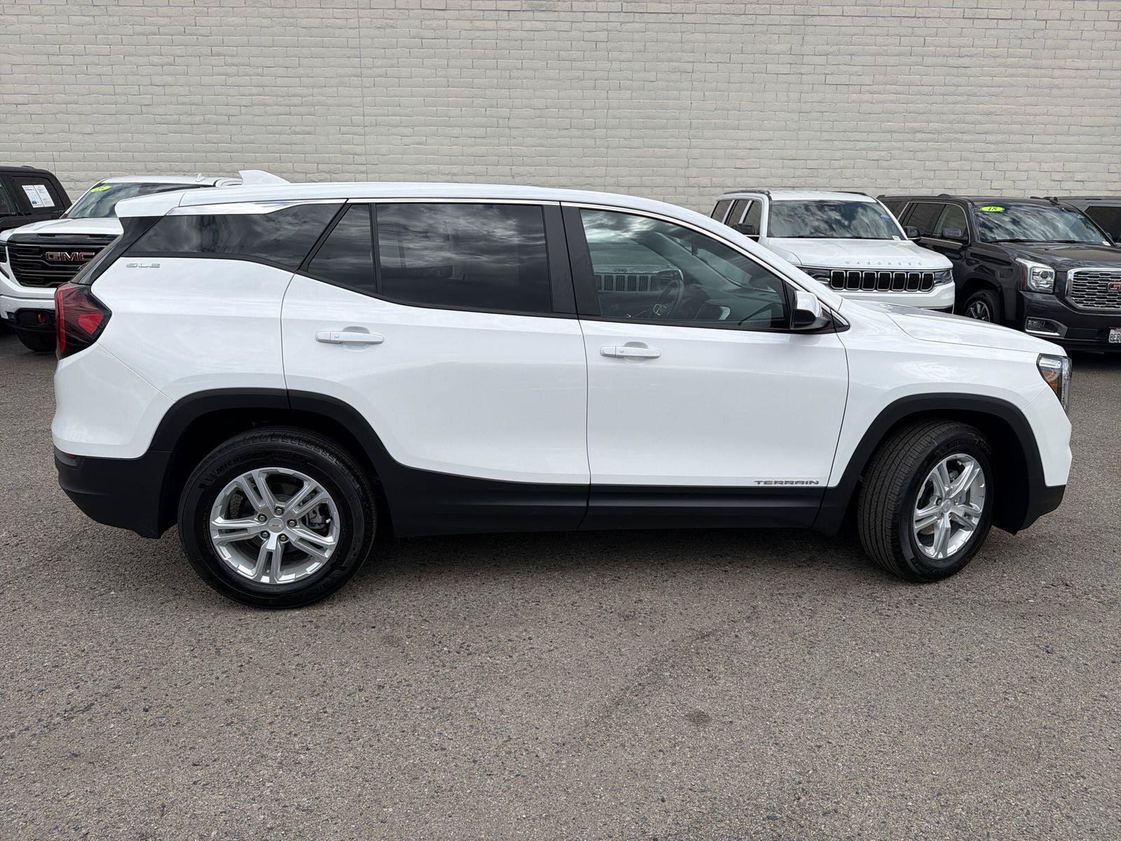 Used 2023 GMC Terrain SLE FWD image 4