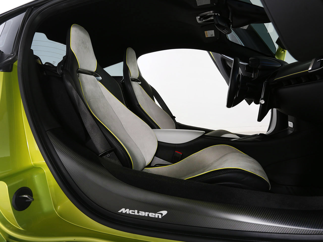 Used 2023 McLaren Artura RWD image 16