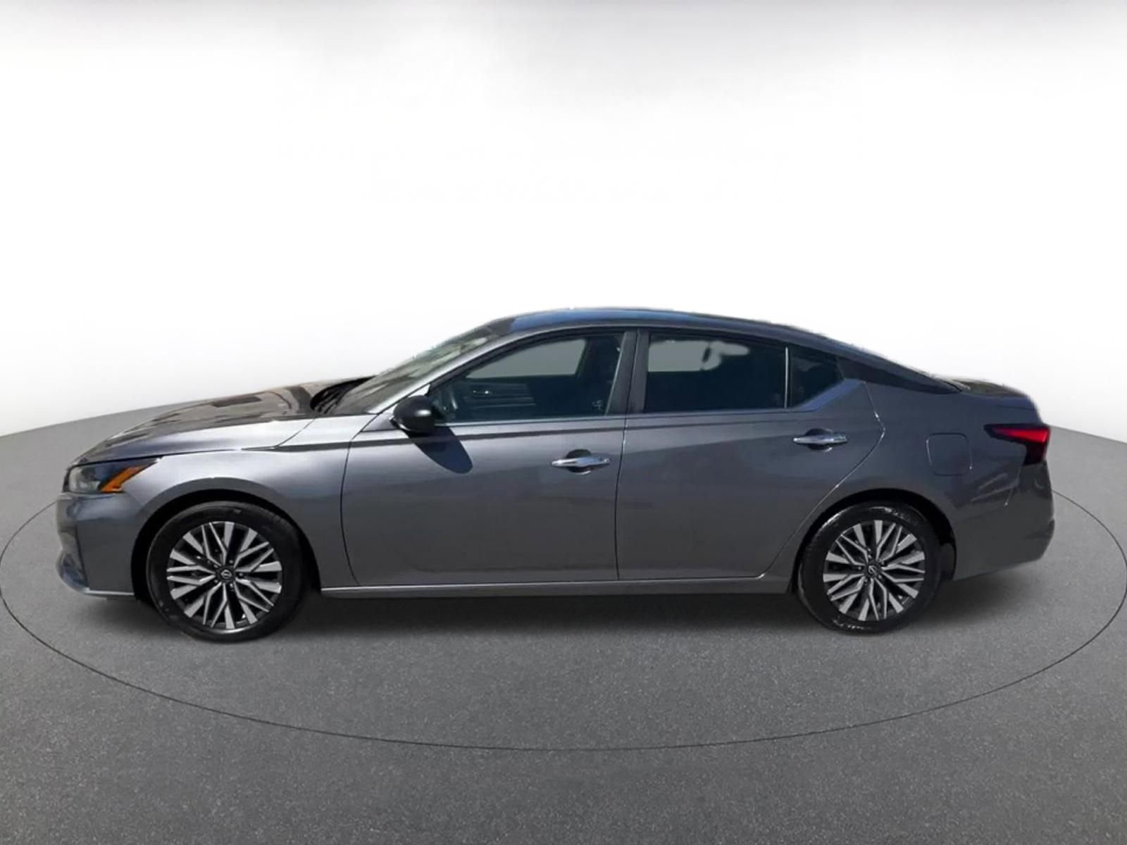 Used 2025 Nissan Altima 2.5 SV FWD image 9