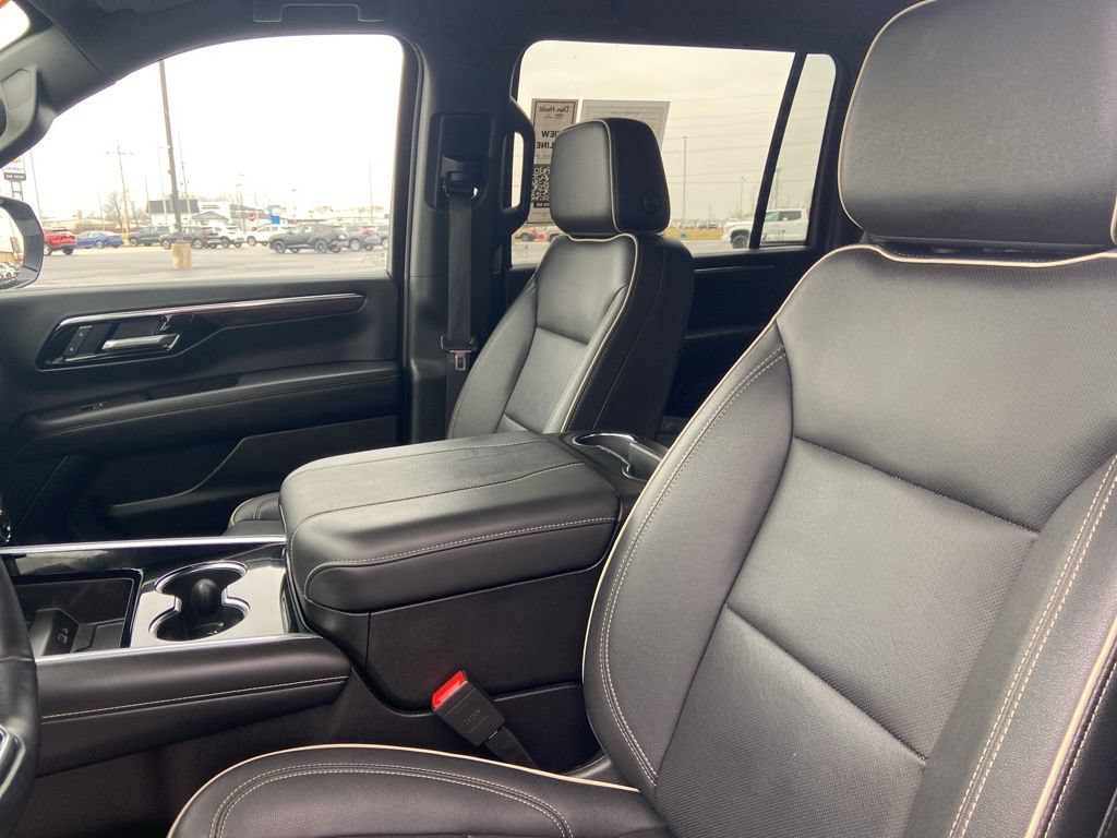 Used 2025 Chevrolet Suburban Premier AWD/4WD image 12