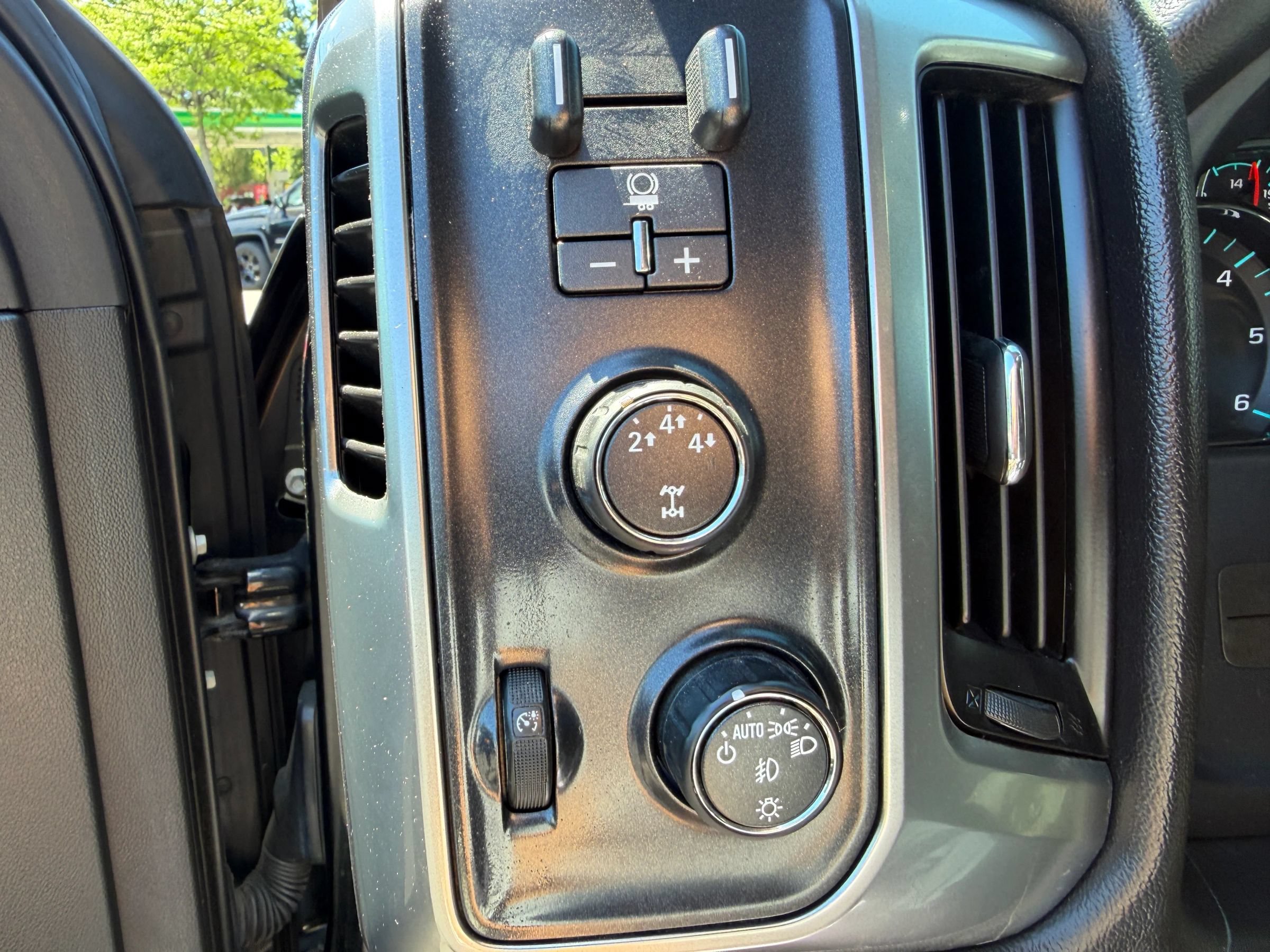 Used 2015 Chevrolet Silverado 2500 LT w/ LT Convenience Package AWD/4WD image 34