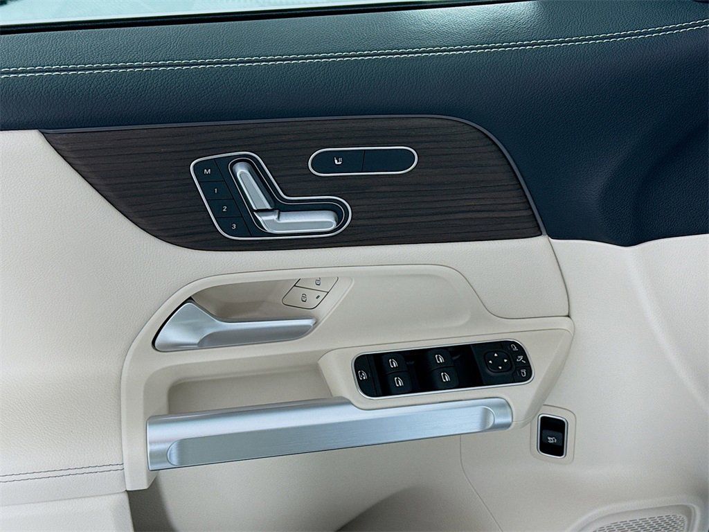 Used 2025 Mercedes-Benz GLB 250 4MATIC image 17