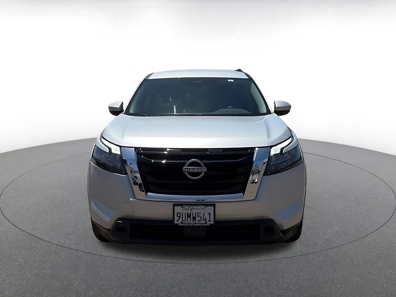 Used 2025 Nissan Pathfinder SV FWD image 4
