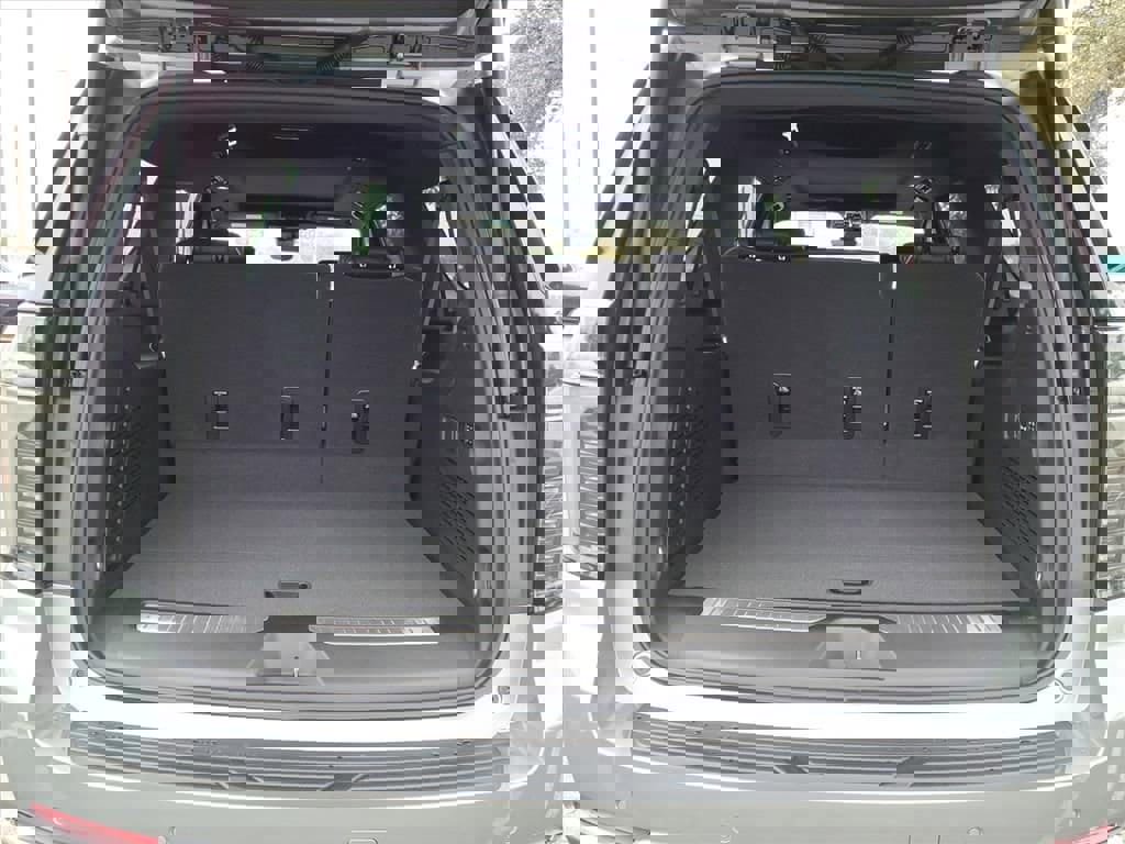 New 2026 Chevrolet Suburban Premier image 8