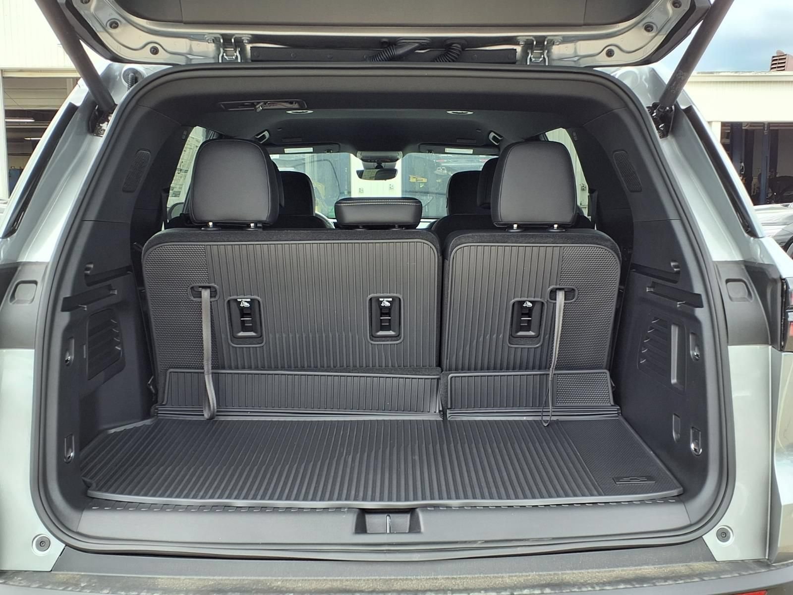 New 2026 Chevrolet Traverse LT w/ Driver Confidence Package AWD/4WD image 9