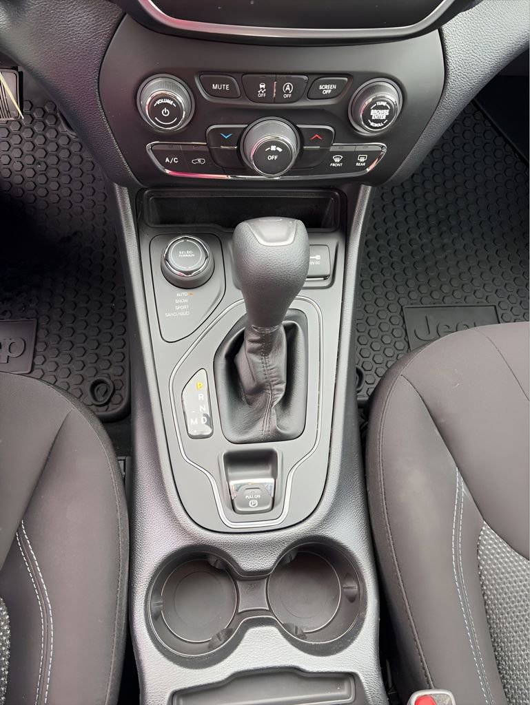 Used 2020 Jeep Cherokee Latitude w/ Cold Weather Group image 11