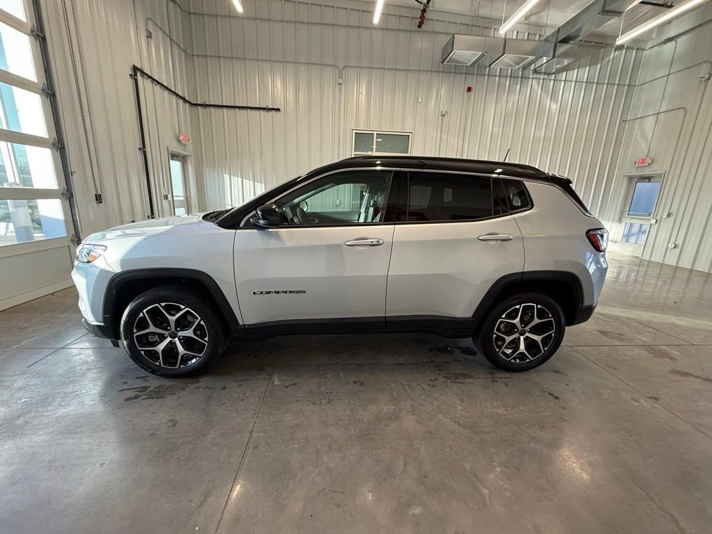 Used 2025 Jeep Compass Limited image 17