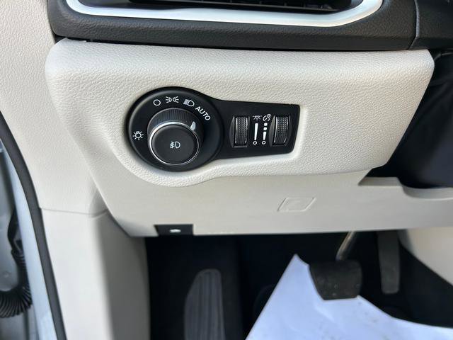 Certified 2024 Chrysler Pacifica Touring-L image 18