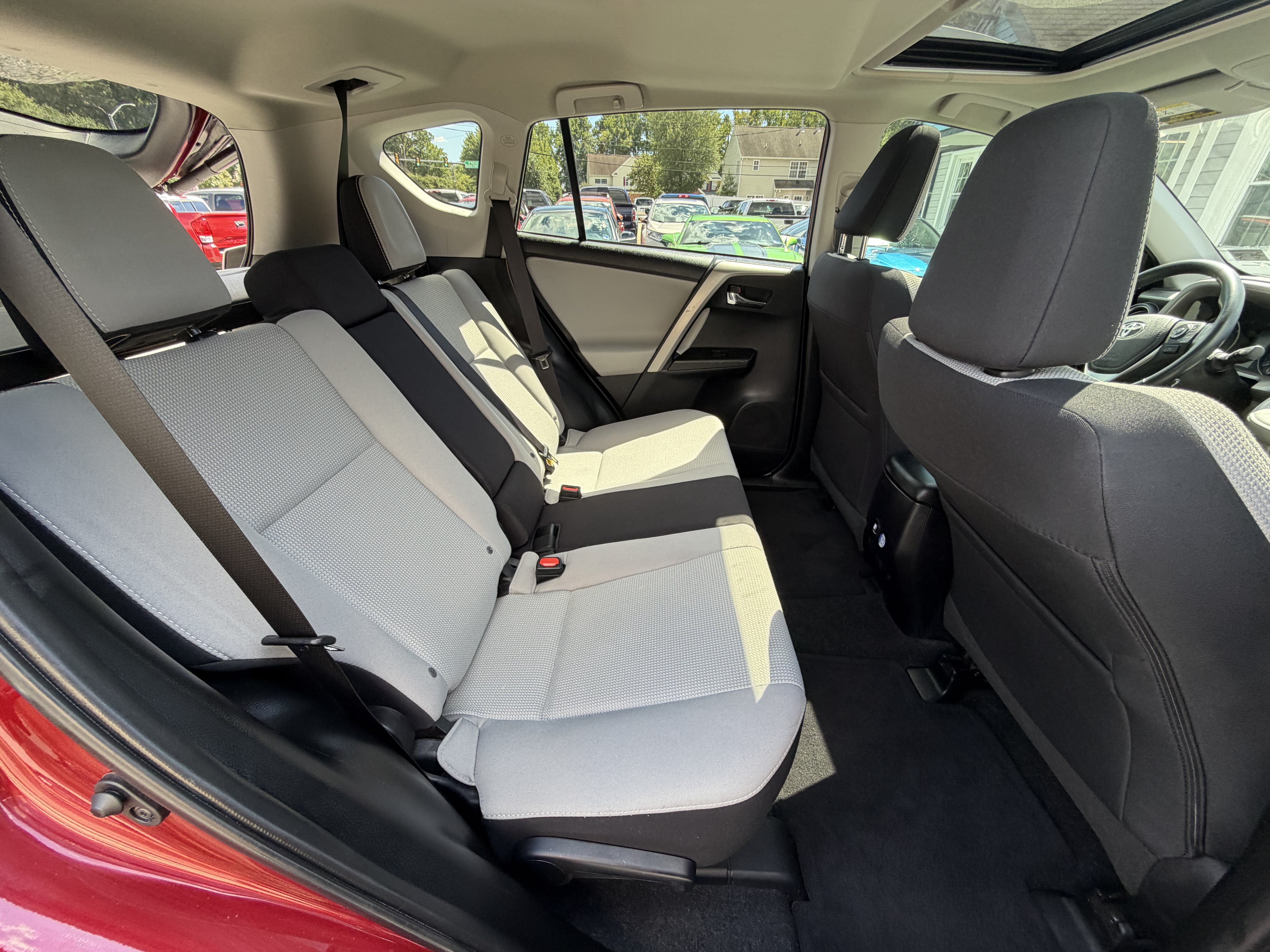 Used 2018 Toyota RAV4 XLE FWD image 19