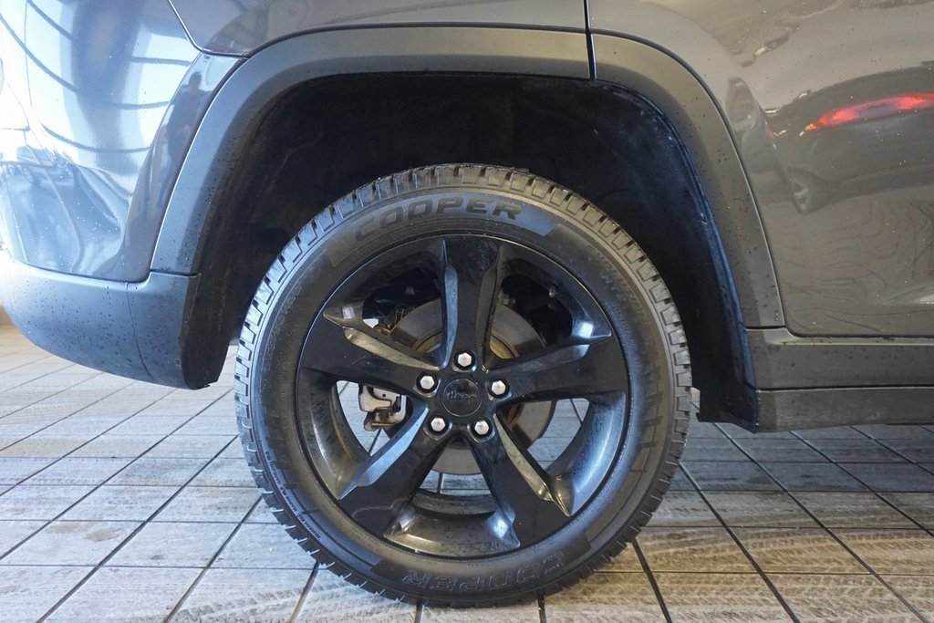 Used 2024 Jeep Grand Cherokee Altitude image 33