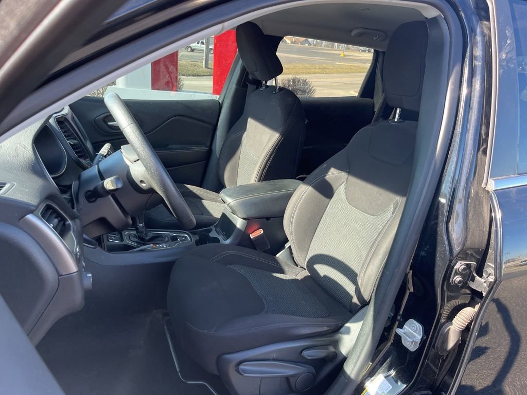 Used 2019 Jeep Cherokee Latitude w/ Popular Appearance Group image 20