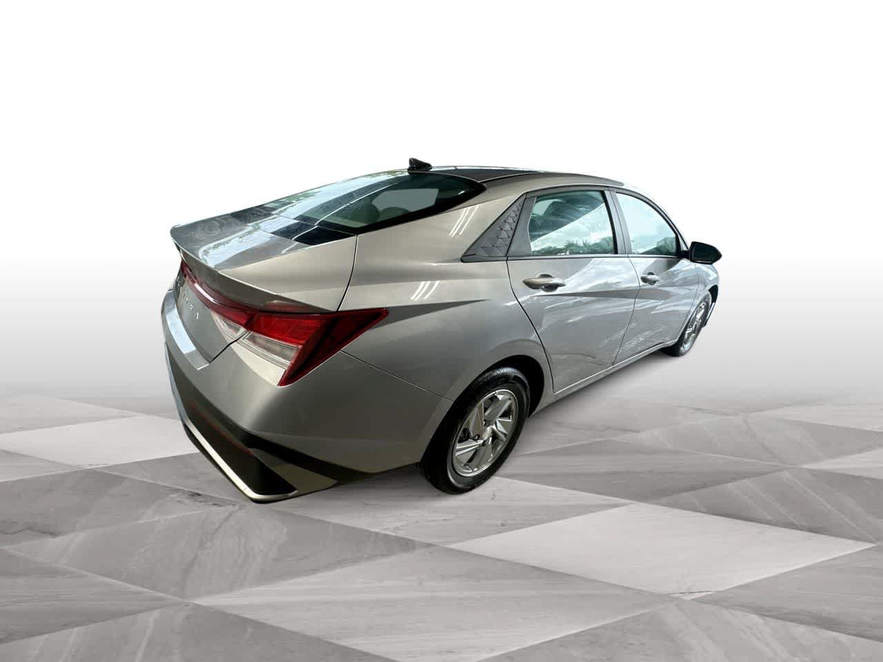 Used 2026 Hyundai Elantra SE FWD image 8