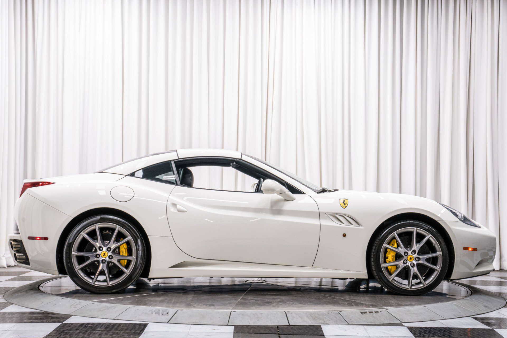 Used 2014 Ferrari California image 15