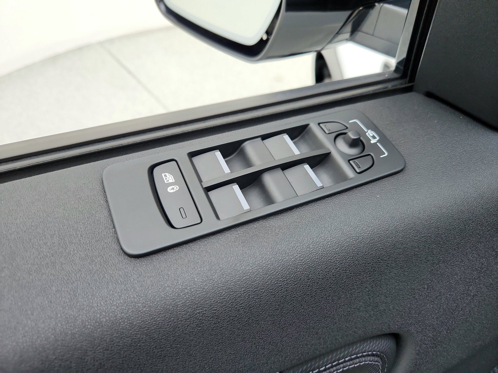Used 2024 Land Rover Discovery Sport Dynamic SE AWD/4WD image 25