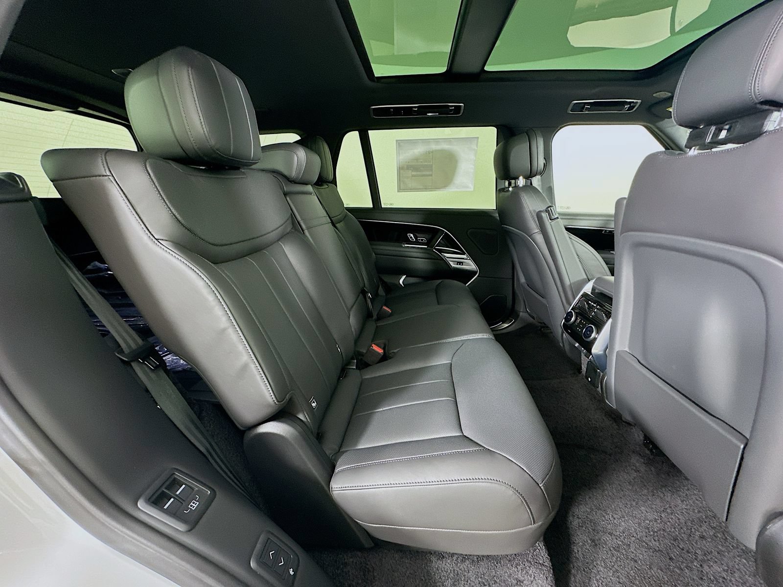 New 2026 Land Rover Range Rover Long Wheelbase SE AWD/4WD image 41