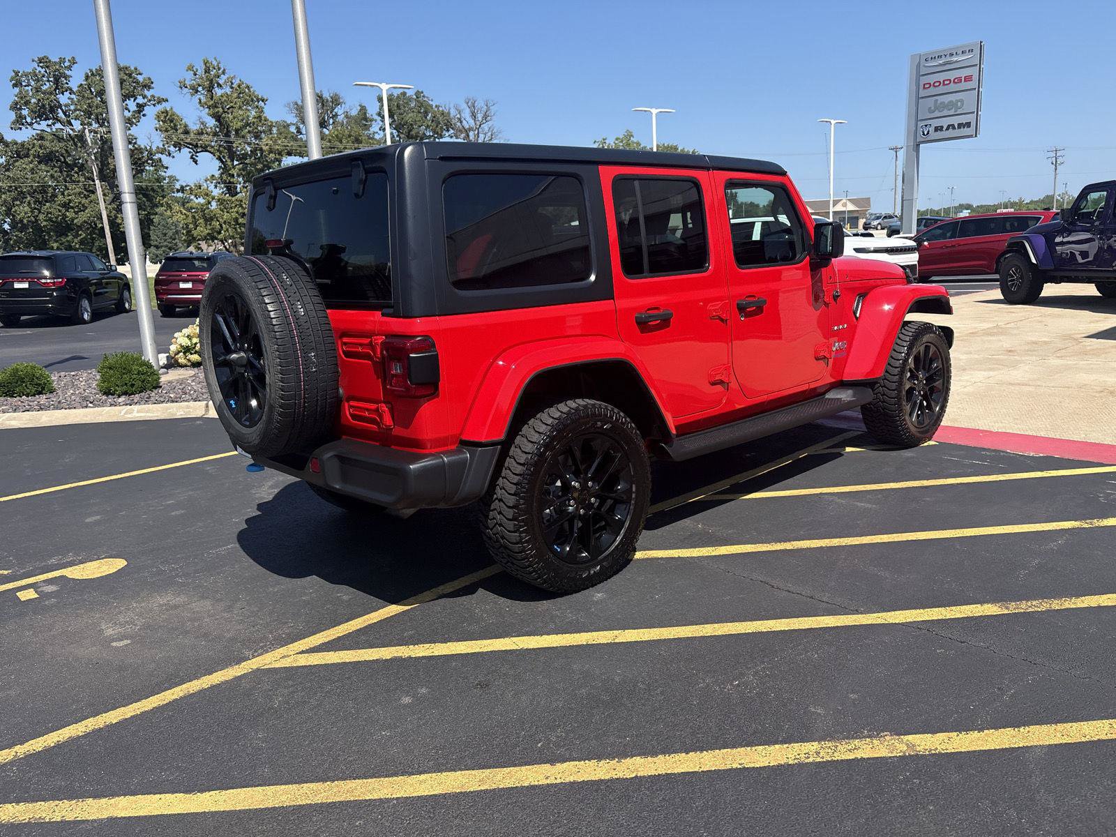 Used 2022 Jeep Wrangler Unlimited Sahara AWD/4WD image 5