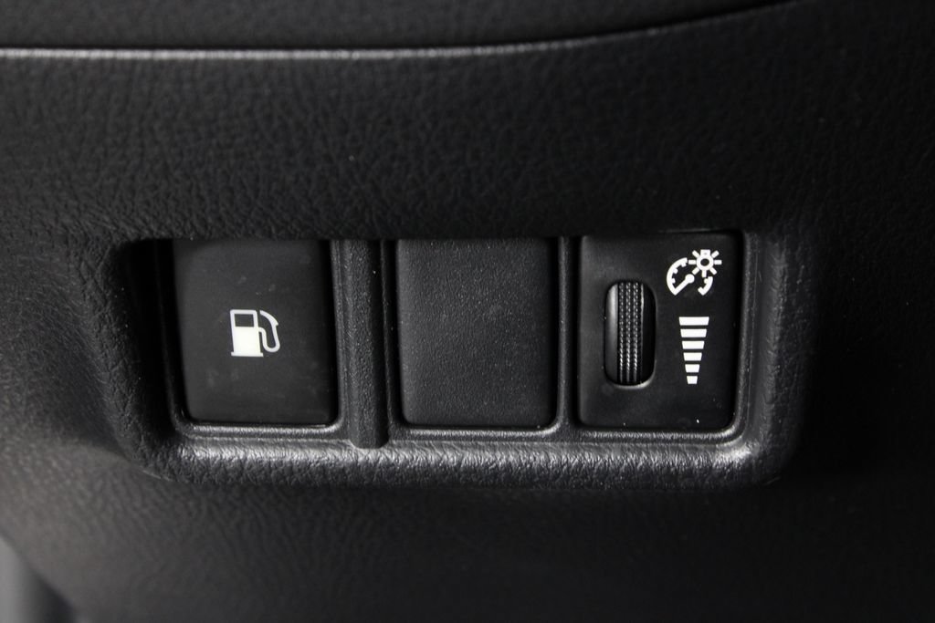 Used 2020 Toyota C-HR XLE FWD image 23