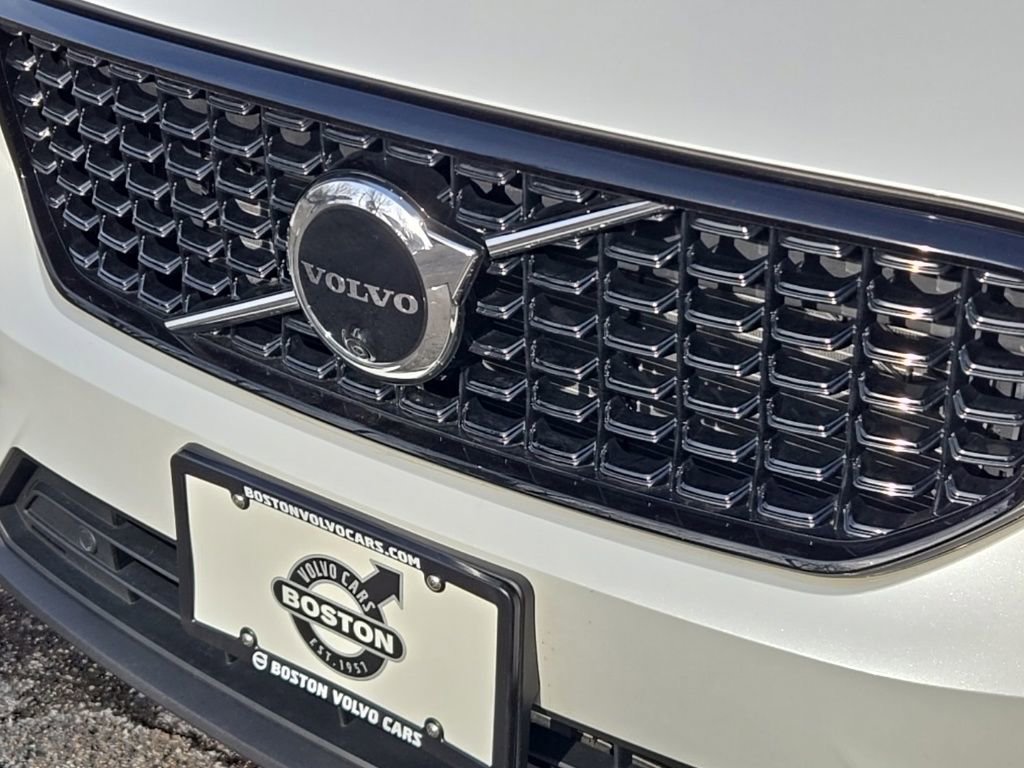 Certified 2023 Volvo XC40 B5 Plus w/ Driver Assist Package image 3