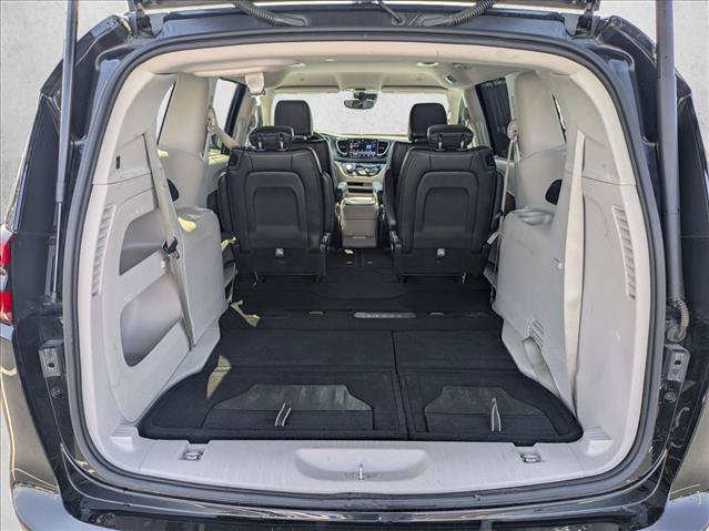 Used 2024 Chrysler Pacifica Touring-L FWD image 6