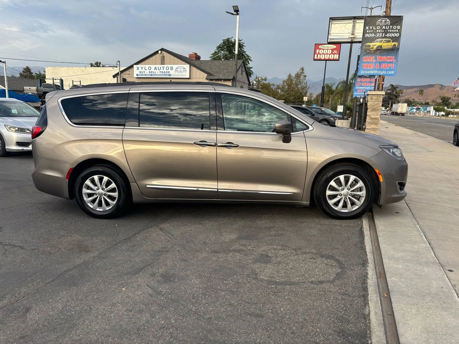 Used 2017 Chrysler Pacifica Touring-L image 9