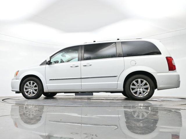 Used 2015 Chrysler Town & Country Touring image 12