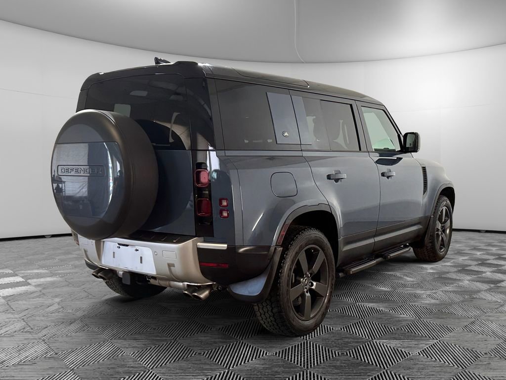 Used 2024 Land Rover Defender 110 SE image 5