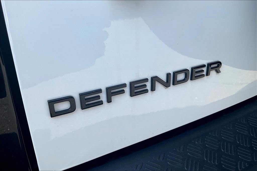 Used 2025 Land Rover Defender 110 V8 AWD/4WD image 22
