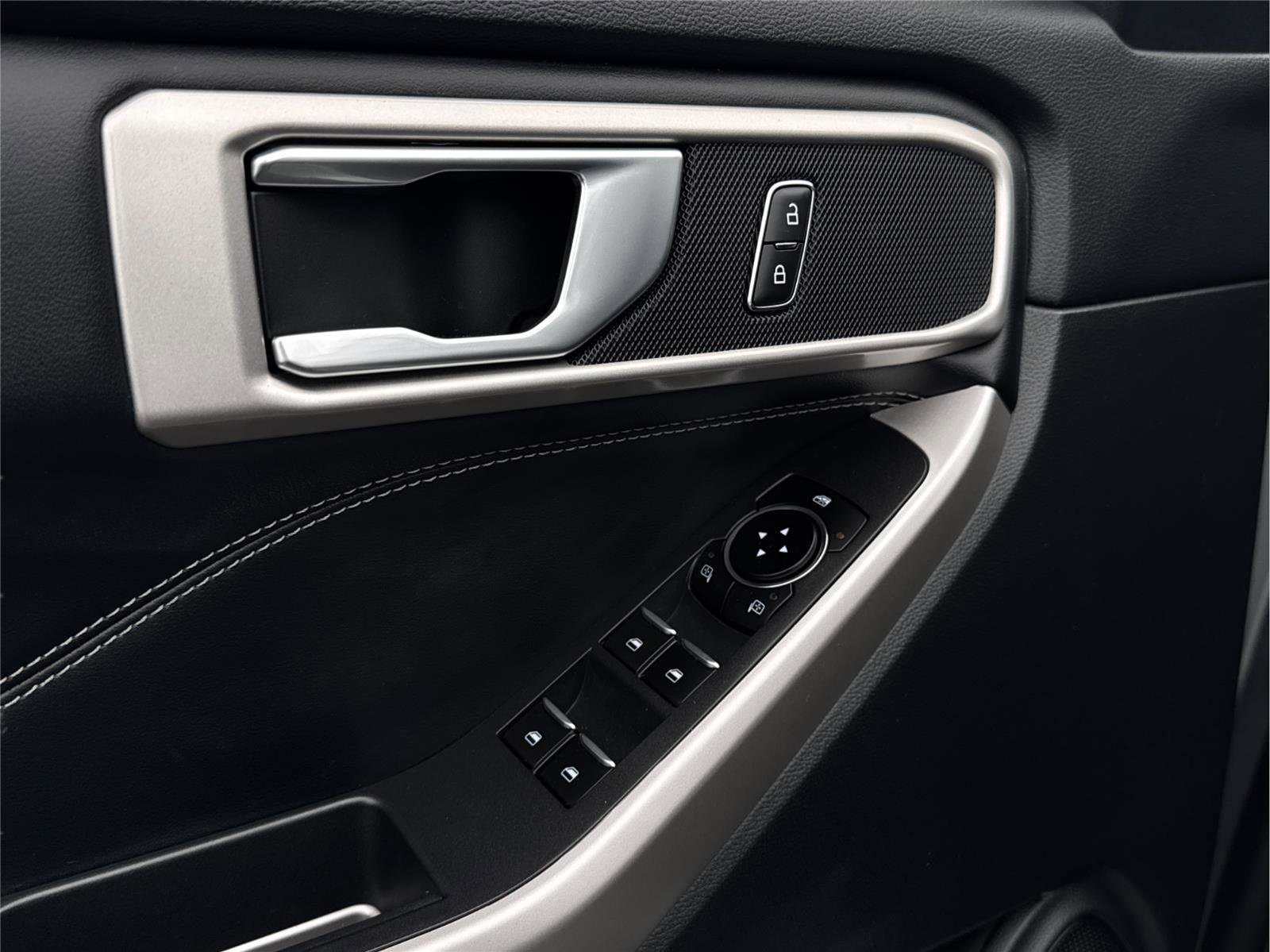 Used 2022 Ford Explorer XLT w/ Equipment Group 202A image 8