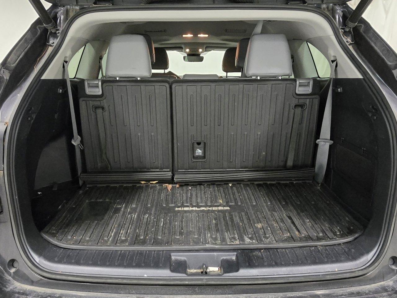 Used 2021 Toyota Highlander XLE image 19