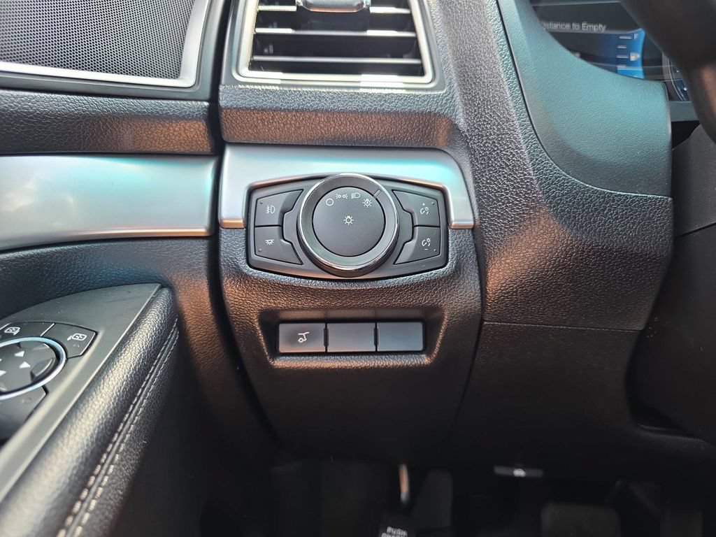 Used 2016 Ford Explorer XLT w/ Equipment Group 201A FWD image 17