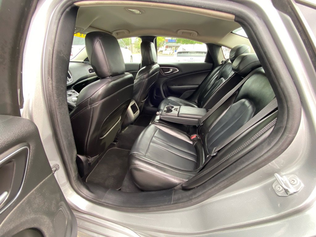 Used 2017 Chrysler 200 Limited Platinum FWD image 38