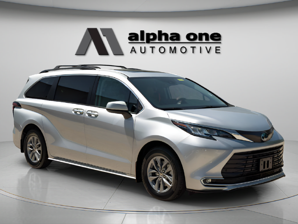 Used 2022 Toyota Sienna XLE FWD image 3