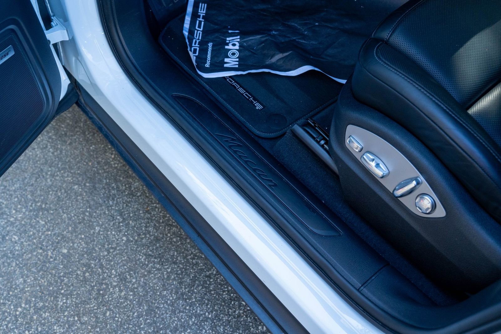 Certified 2025 Porsche Macan Base image 23