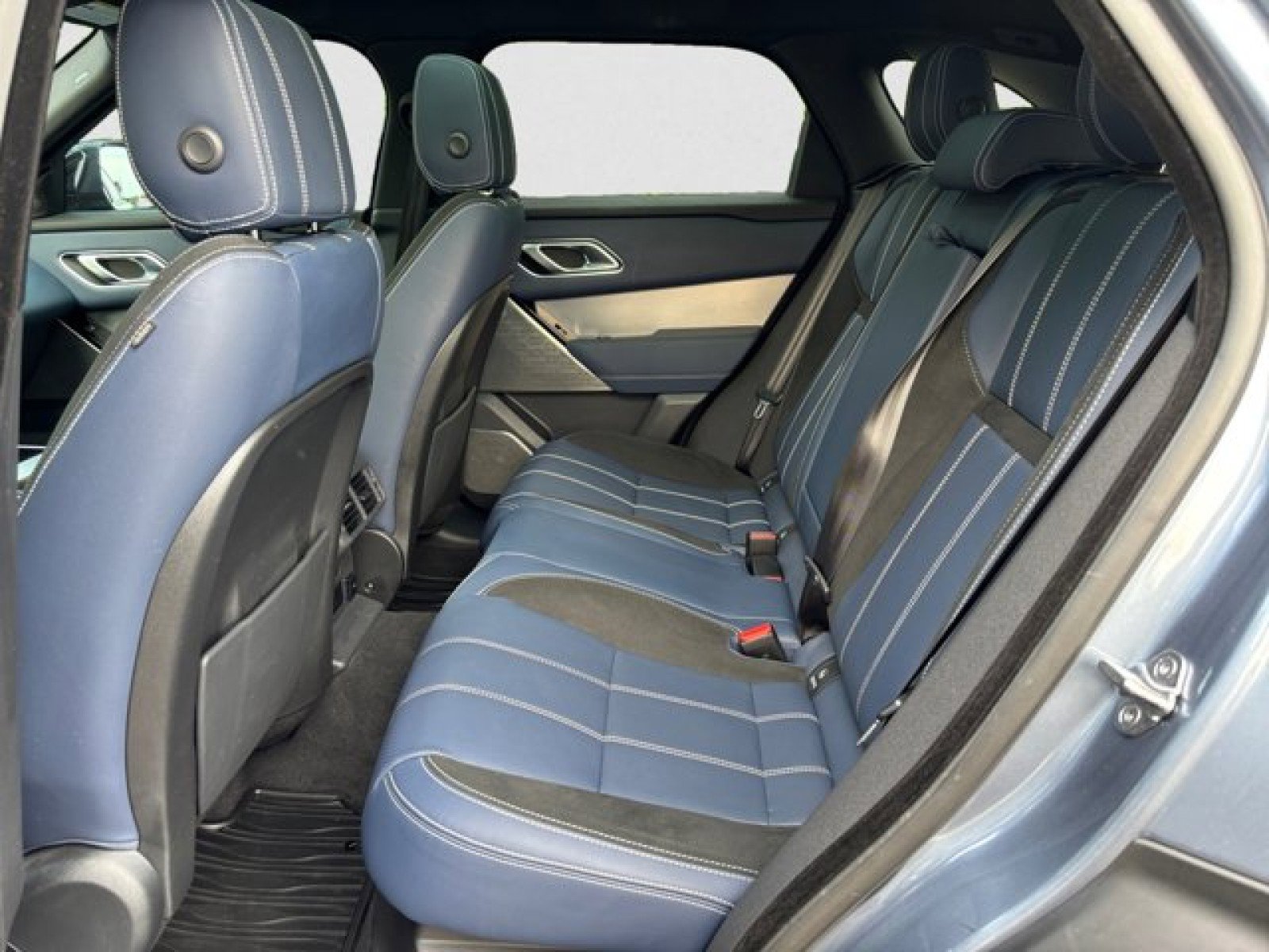 Certified 2022 Land Rover Range Rover Velar R-Dynamic S image 18