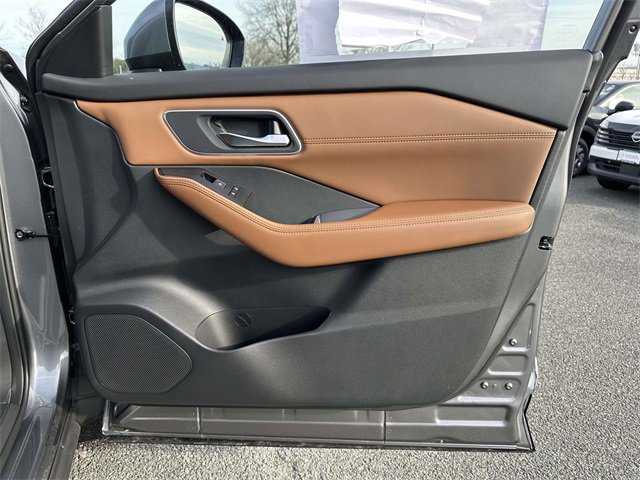 New 2026 Nissan Rogue Platinum image 8