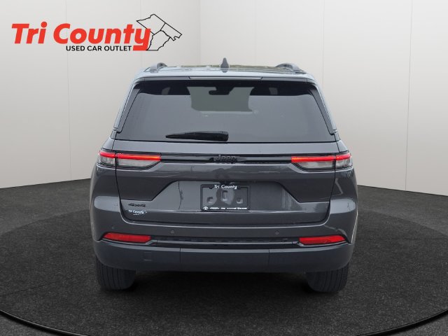 Used 2025 Jeep Grand Cherokee Altitude AWD/4WD image 6
