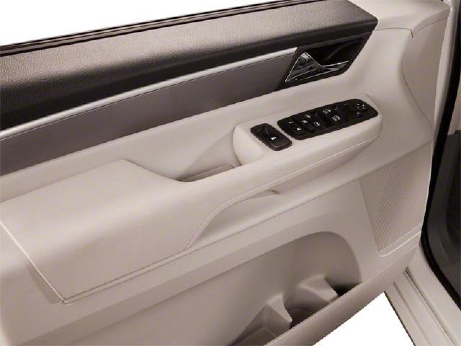 Used 2010 Volkswagen Routan SE FWD image 7