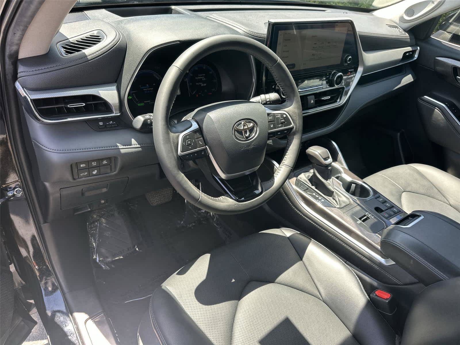 Used 2023 Toyota Highlander Platinum AWD/4WD image 2