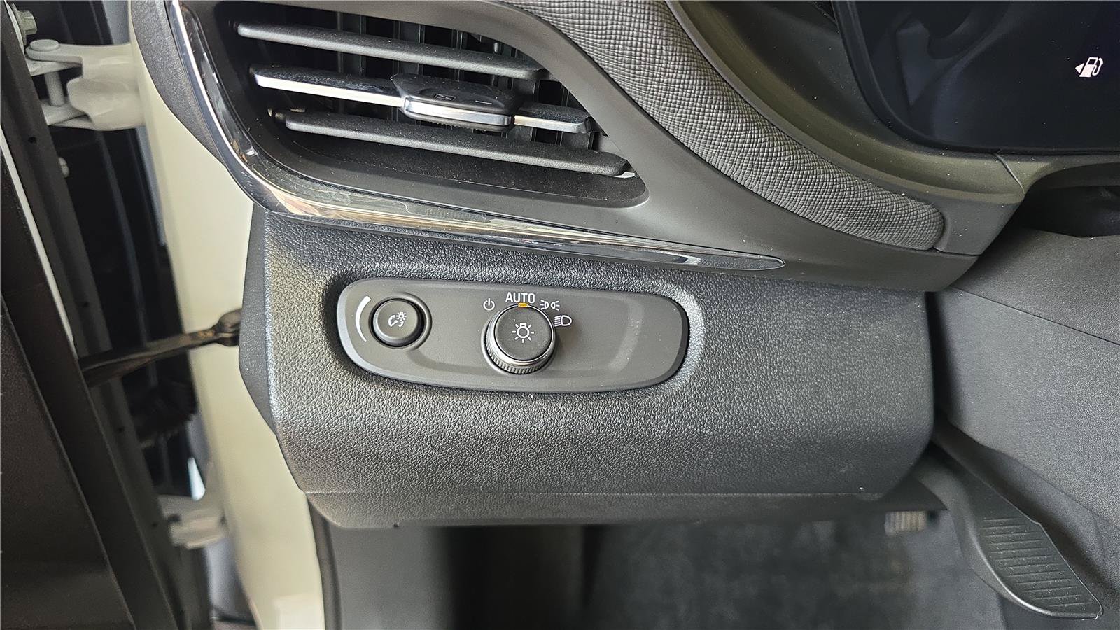 Used 2025 Buick Envista Preferred w/ Convenience I Package FWD image 24