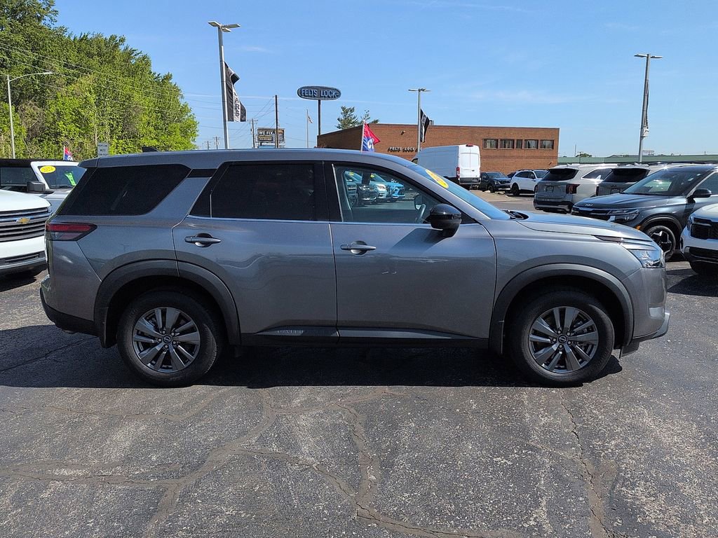 Used 2023 Nissan Pathfinder S AWD/4WD image 2