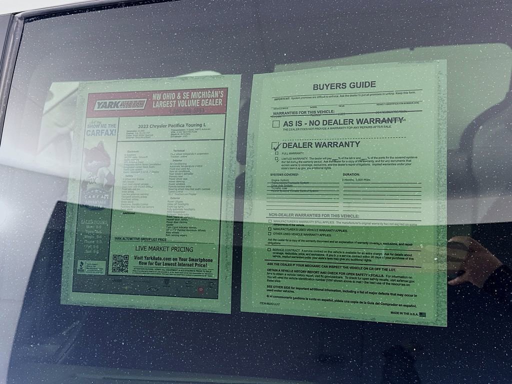 Used 2023 Chrysler Pacifica Touring-L image 13